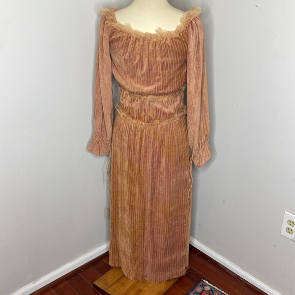 A Tentative Atelier Velvet Cottagecore Dress - Picture 3 of 9